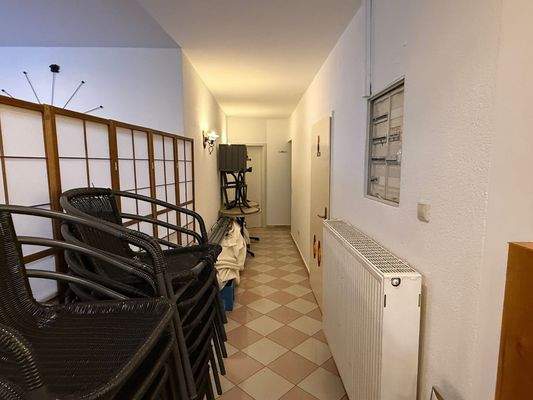 Flur mit WC-Anlagen und separatem Eingang