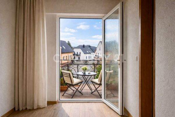 Flur im Obergeschoss mit Zugang zum Balkon