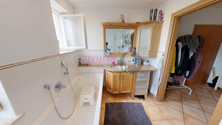 Badezimmer mit Dusche und Wanne