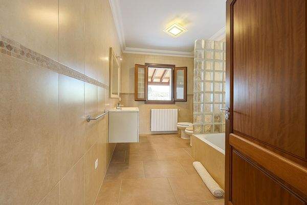 Modernes Gäste-Badezimmer mit Bidet und Fenster – komfortabel und funktional.