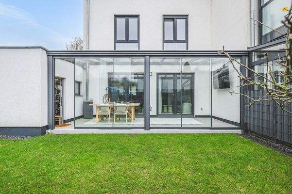 Garten mit Wintergarten