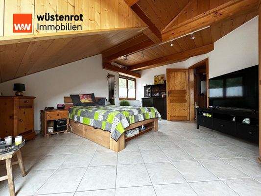 Schlafzimmer 1: Holz trifft Farbe – ein Zimmer mit Wärme und Persönlichkeit