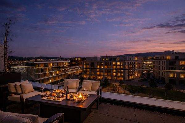 Penthouse-Terrasse bei Dämmerung