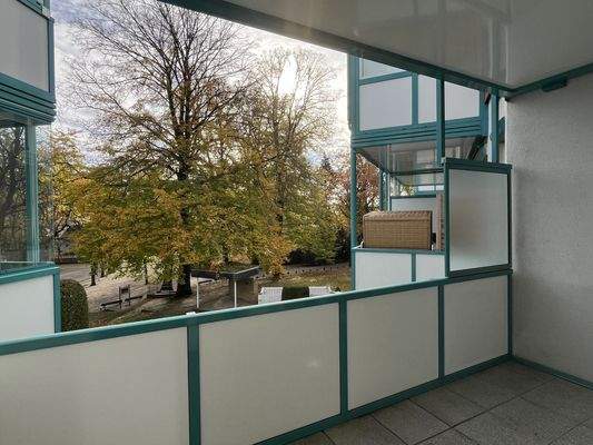 überdachter Balkon mit Blick in den Kurpark