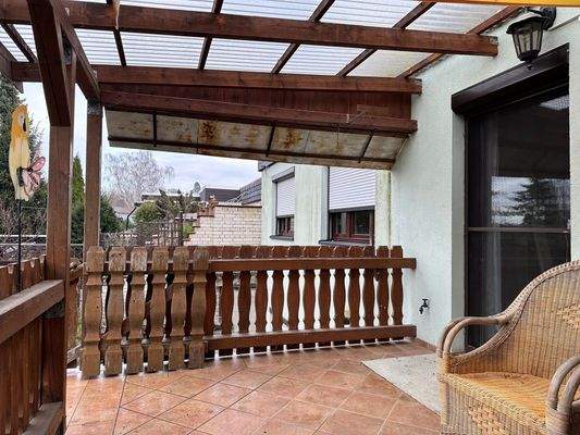 überdachte Terrasse mit Markise