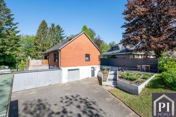 Großer Hofplatz mit Garage im Haus