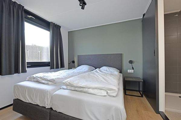 Luxus 4-Personen-Ferienhaus direkt am Wasser im Roompot Lakeside Resort Brielle mit 2 Schlafzimmern und 2 ensuite Badezimmern014