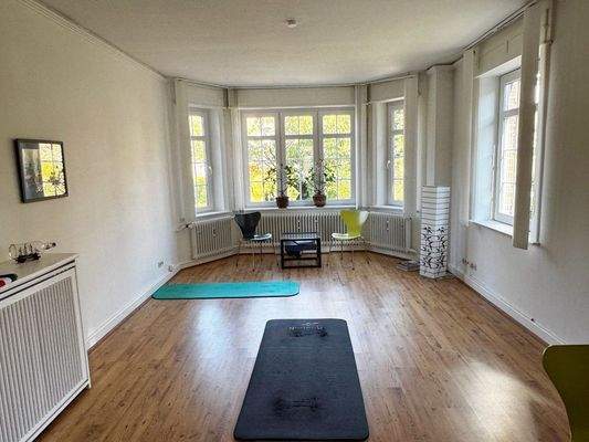 großer Raum mit Erker im Erdgeschoss