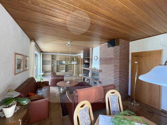 Wohn- und Esszimmer mit Kamin EG