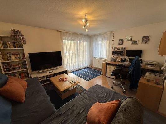 Wohnzimmer mit Balkonzugang