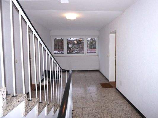 Gepflegtes helles Treppenhaus