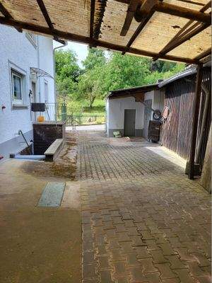 Hof links neben dem Haus