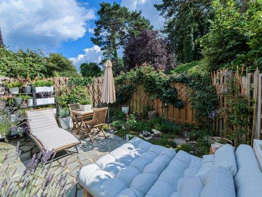 mit gemütlicher Terrasse und Garten