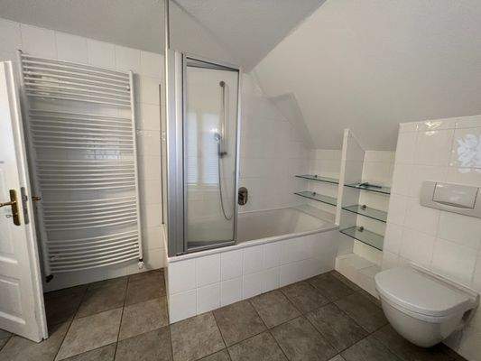 Haus-Gießen-Tiefenweg 5-Bad (2).JPG