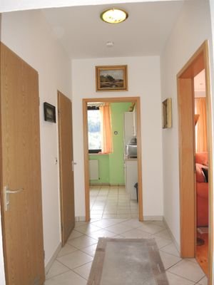 Flur 2, Richtung Küche u. Wohnzimmer