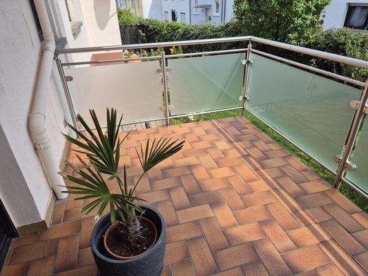 zeigt Balkon zur Gartenseite