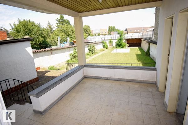 Überdachte Gartenterrasse