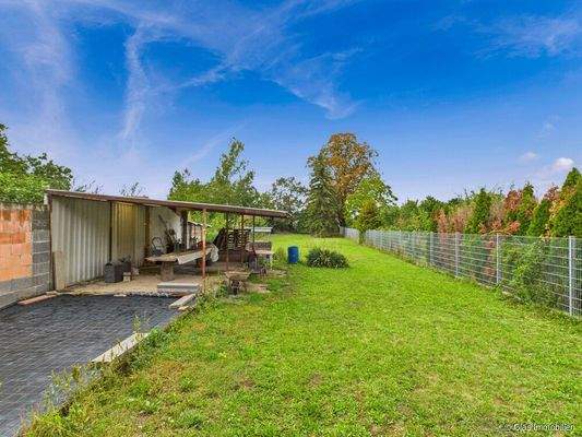 Blick von Terrasse ins Grundstück