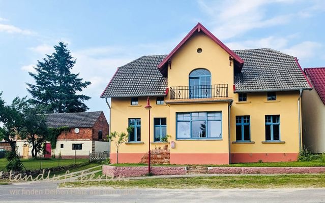 Straßenansicht mit Stall.jpg