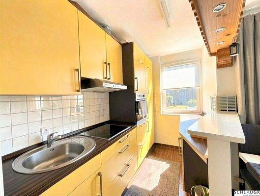 Moderne Küche mit Einbauküche