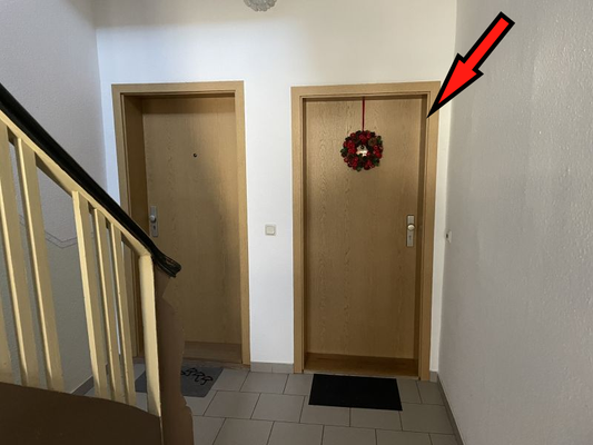 Eingang zur Wohnung 1 im EG, rechts