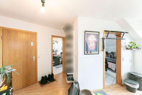 Flur mit Blick in Bad und Küche || DG