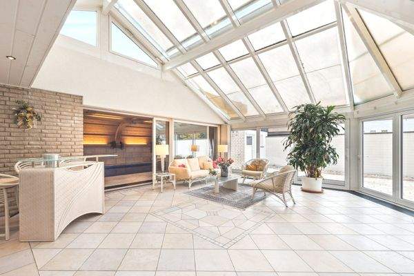 Wintergaten mit Kamin und Zugang zur großen Terrasse