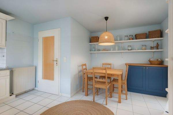 Einrichtungsbeispiel Küche mit Essbereich  