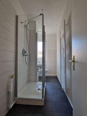 Bad mit Dusche - Musterfoto