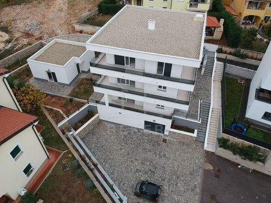 Neubau-Komplex mit drei Wohneinheiten