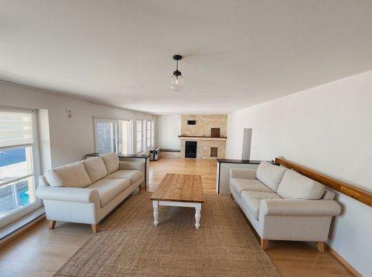 Wohnzimmer 2  mit Kamin staged