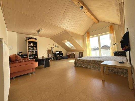 großes Zimmer im DG