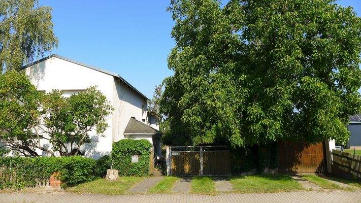 Straßenseite mit Garage