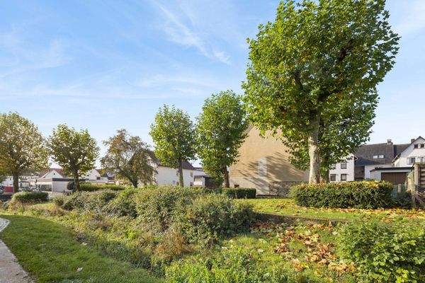 Blick auf das Areal von der anderen Bachseite aus 