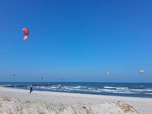 Kitesurfer am Strand