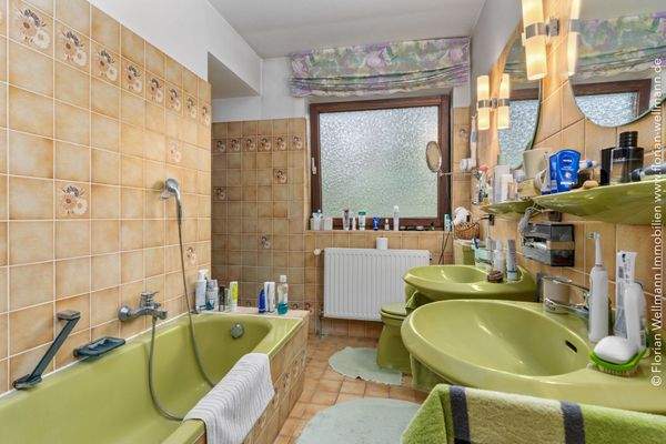 Tageslichtbad (5,88m²) mit Wanne, Dusche und Doppelwaschbecken.