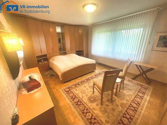 Schlafzimmer mit Zugang ins Badezimmer