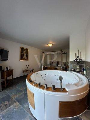 Schlafzimmer mit Whirpool