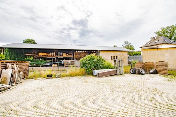 Großer Hof hinter dem Nebengebäude