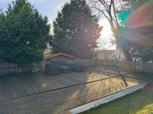 Unter der Terrasse der stillgelegte Außen-Pool