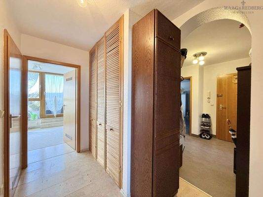 Flur mit Einbauschränken