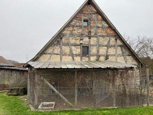 Giebeseite mit Hühnerstall