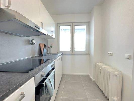 Moderne Küche mit Fenster