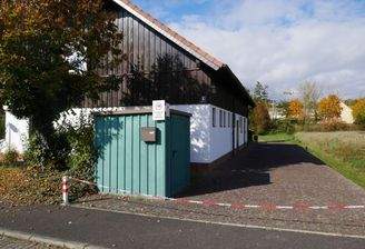 Straßenansicht mit Zufahrt zu den Parkplätzen