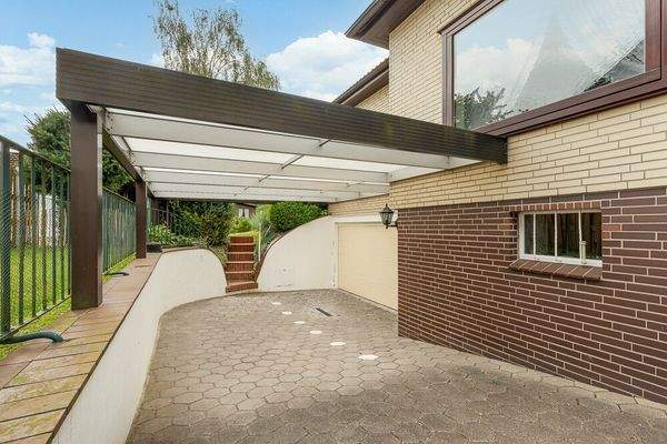 Überdachte Zufahrt zur Garage