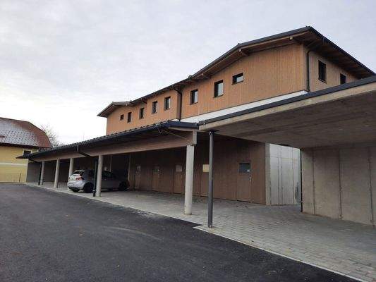 mit Carport und Parkplatz