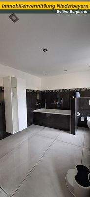 Großes Dusch - Wannenbad EFH