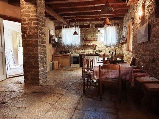 Die Taverne bildet eine rustikale Wohlfühloase