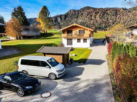 Ansicht Grundstück mit Parkmöglichkeiten und Gartenhaus