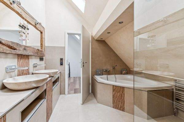 Großzügiges Badezimmer mit großer Badewanne und Dusche